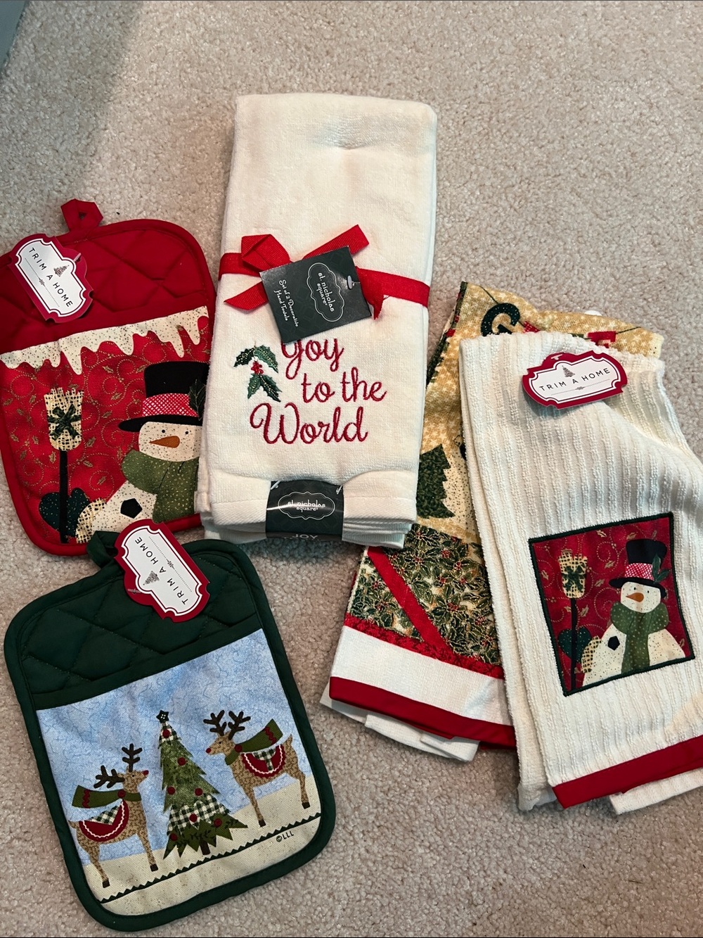 Bundle Christmas Kitchen Towels and Potholders- NWT